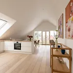 Apartamento Sunlit Loft In Valby With Parking For 8 *